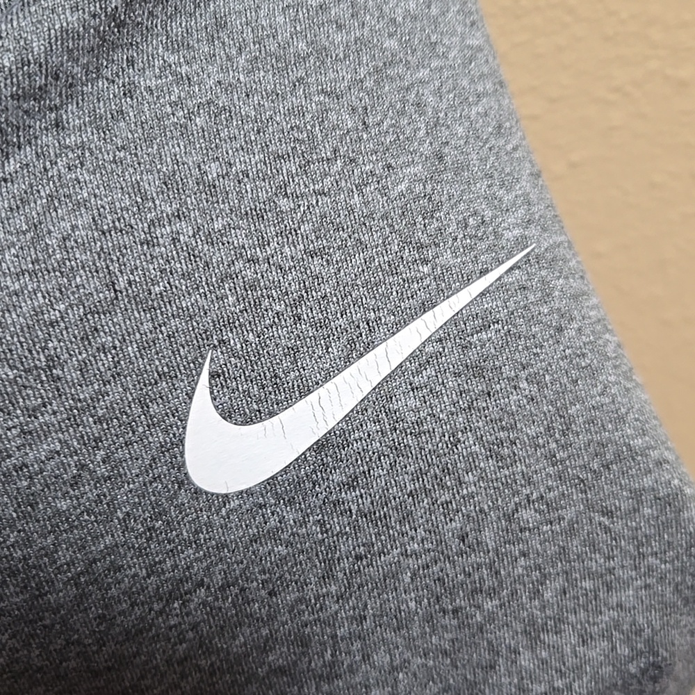 Nike Women’s Long-Sleeve Crew Top in Heather Gray - Picture 5 of 6